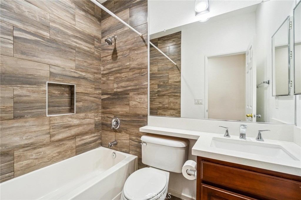 22939 Raintree Lane Saugus, CA 91390 - Photo 14 of 44