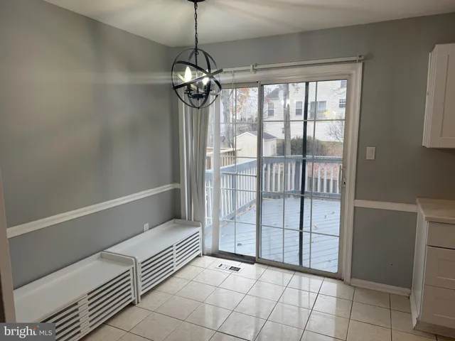 a view of entryway with an empty room