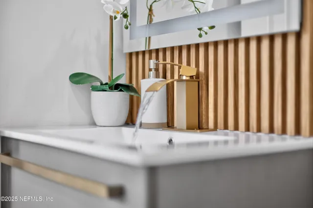 a view of an empty room with a ceiling fan and a ceiling fan