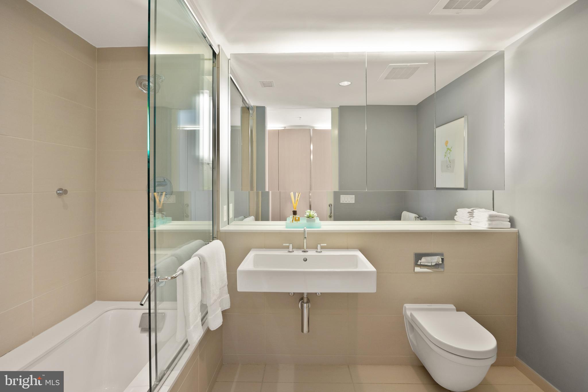 925 H Street Northwest, Unit 501 Washington, DC 20001 - Photo 22 of 32 Primary Bathroom