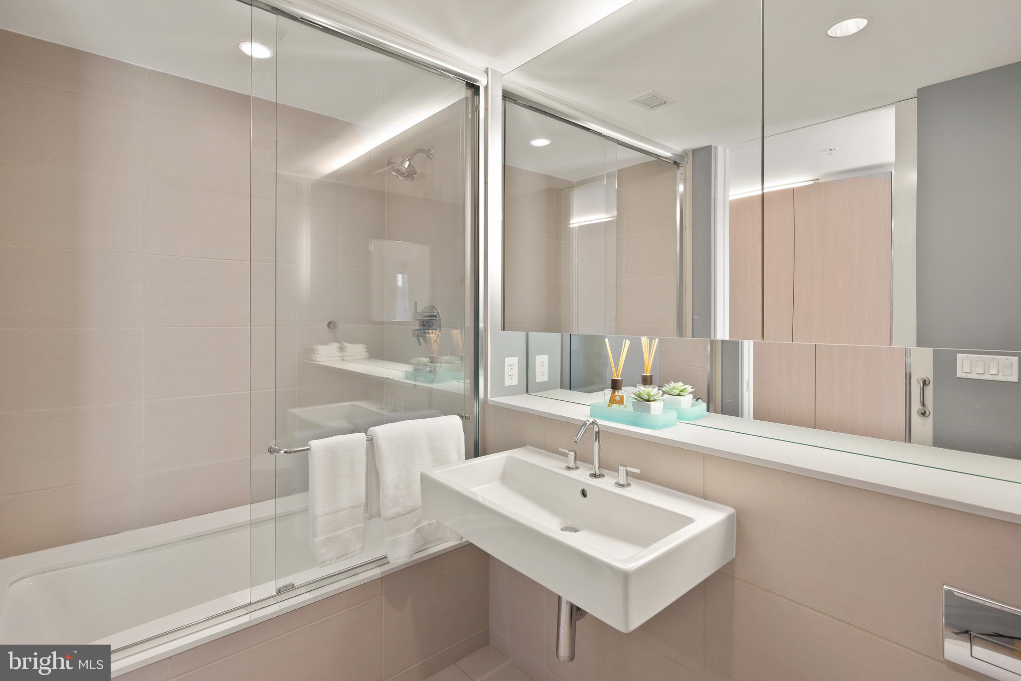 925 H Street Northwest, Unit 501 Washington, DC 20001 - Photo 23 of 32 Combined Tub and Shower
