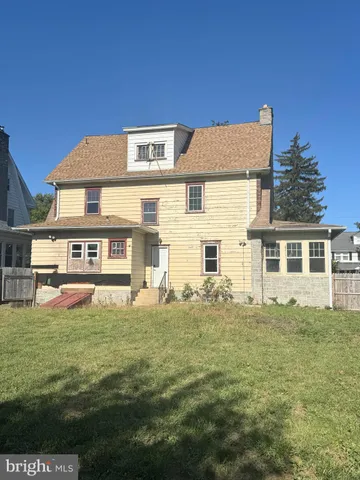 a view of a house with a big yard