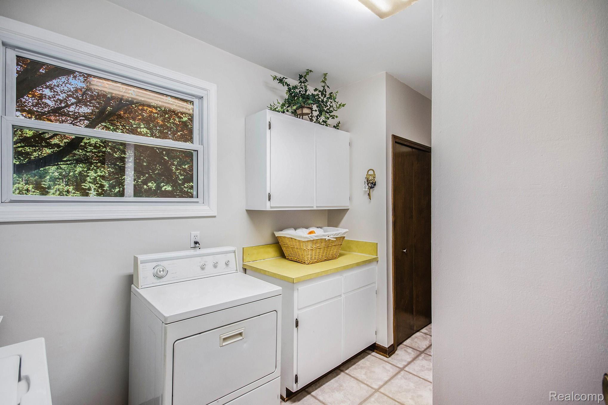 2991 Mohawk Lane Rochester, MI 48306 - Photo 17 of 33 Main floor laundry room, connected to garage.