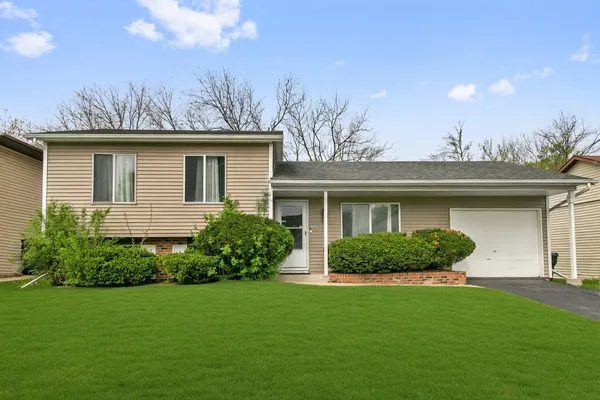 $269,700 | 18200 Fountainbleau Drive, Hazel Crest, IL 60429