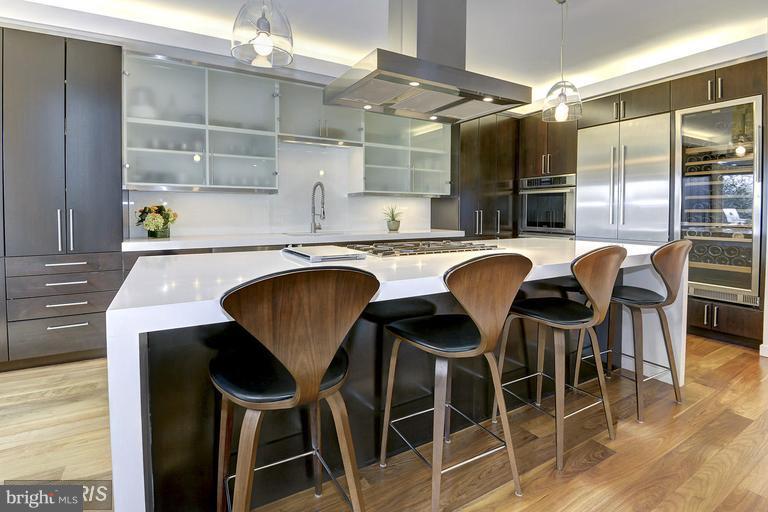 2038 Beacon Place Reston, VA 20191 - Photo 1 of 28 Breakfast bar - stools convey