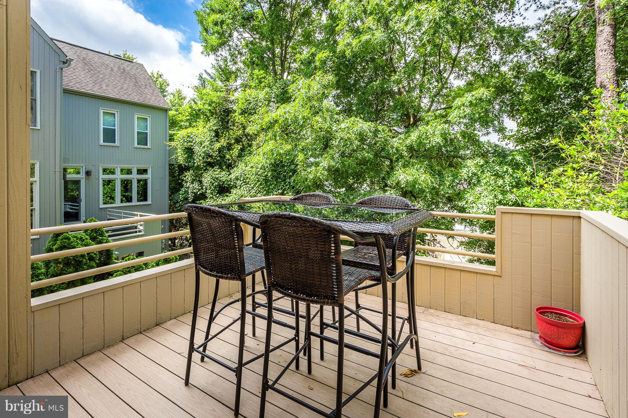 2038 Beacon Place Reston, VA 20191 - Photo 11 of 28 Rear deck