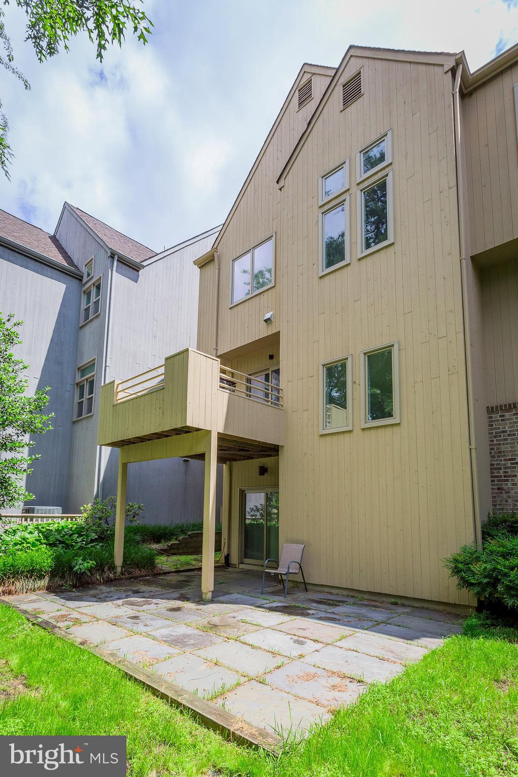 2038 Beacon Place Reston, VA 20191 - Photo 12 of 28 Rear deck, patio and private