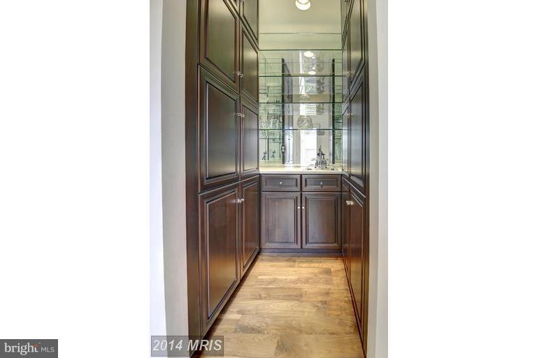 2038 Beacon Place Reston, VA 20191 - Photo 10 of 28 Handy butler pantry