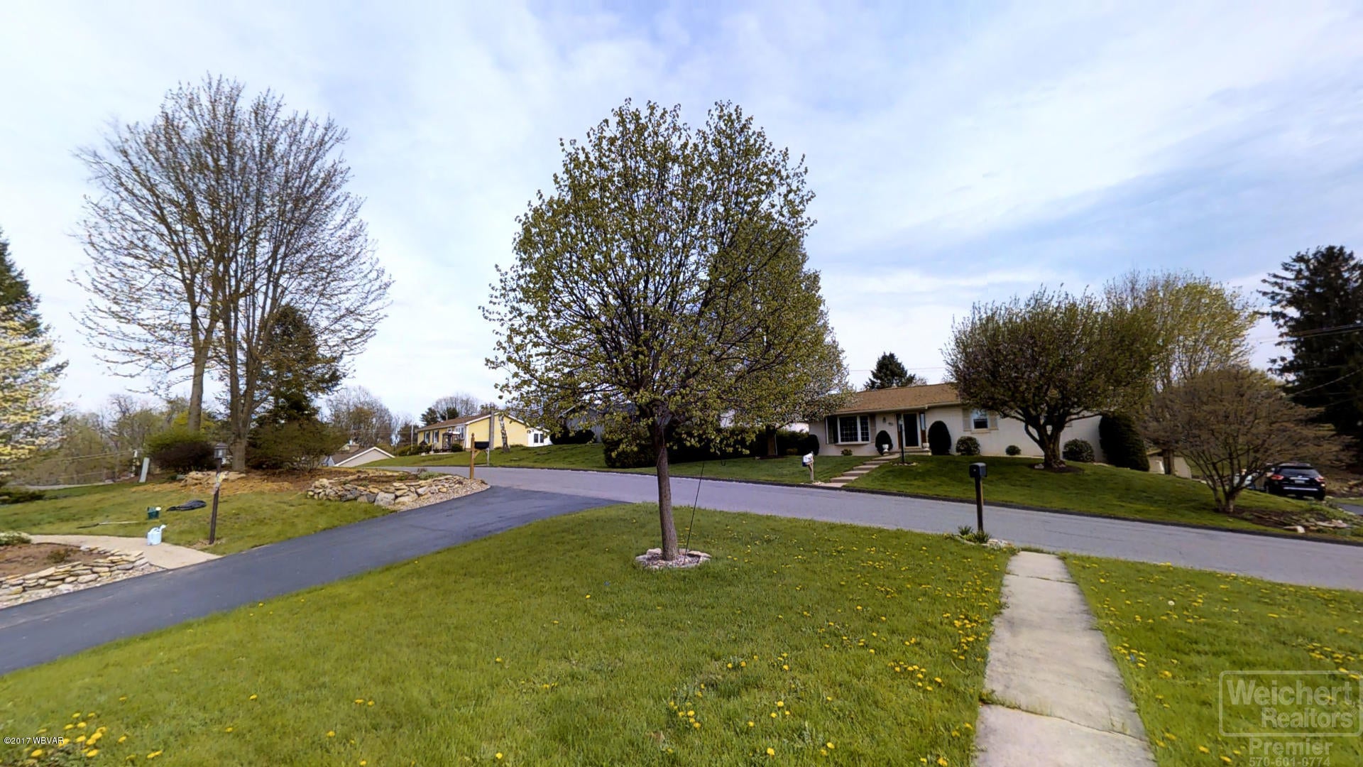 25 Old Orchard Road Milton, PA 17847 - Photo 3 of 24 Front Porch View