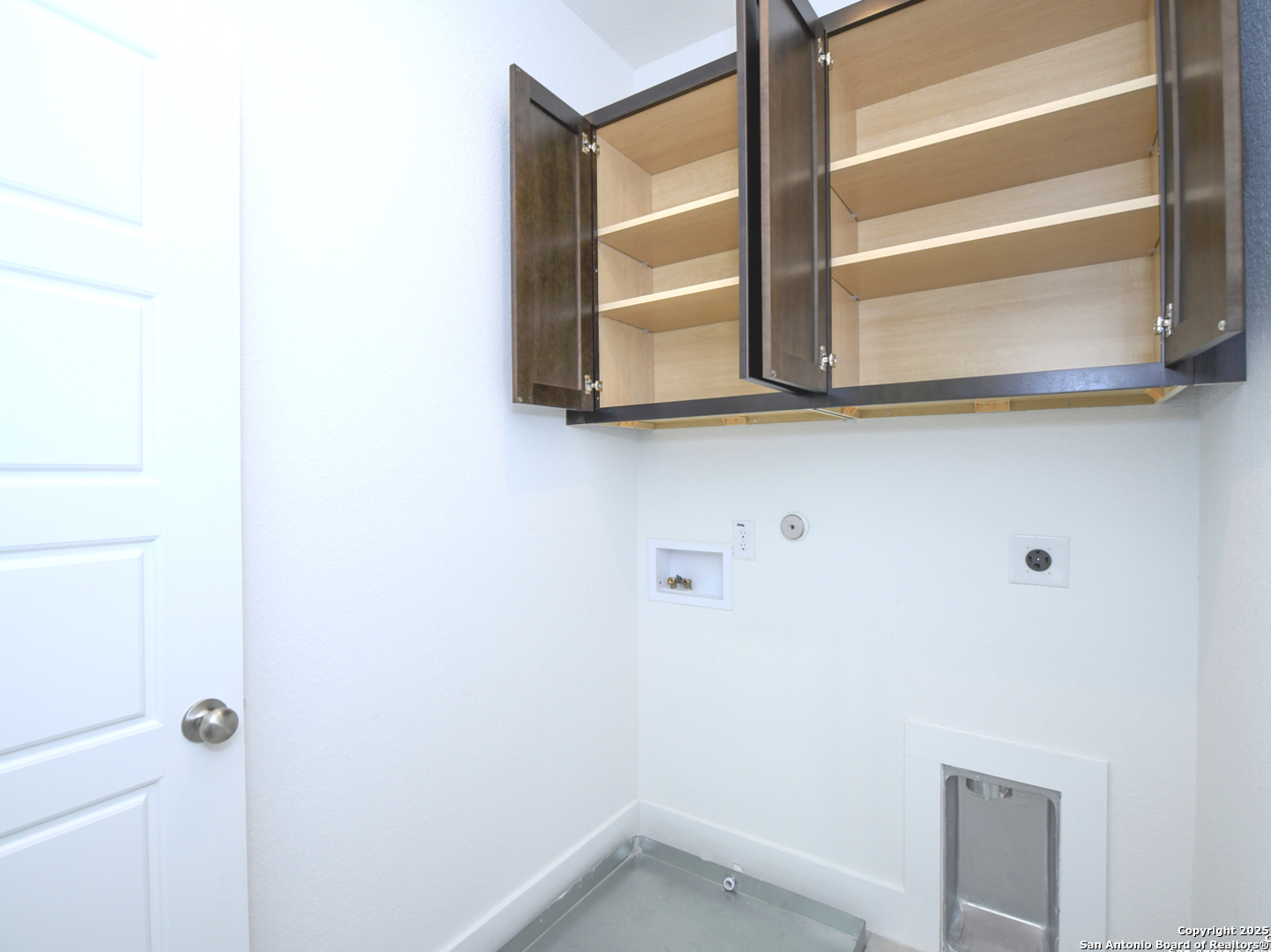 1430 Hays Street, Unit 101 San Antonio, TX 78202 - Photo 21 of 25 a small space with wooden floor and window