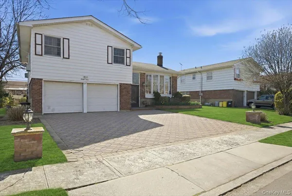 $899,999 | 34 Bonnie Drive, Westbury, NY 11590