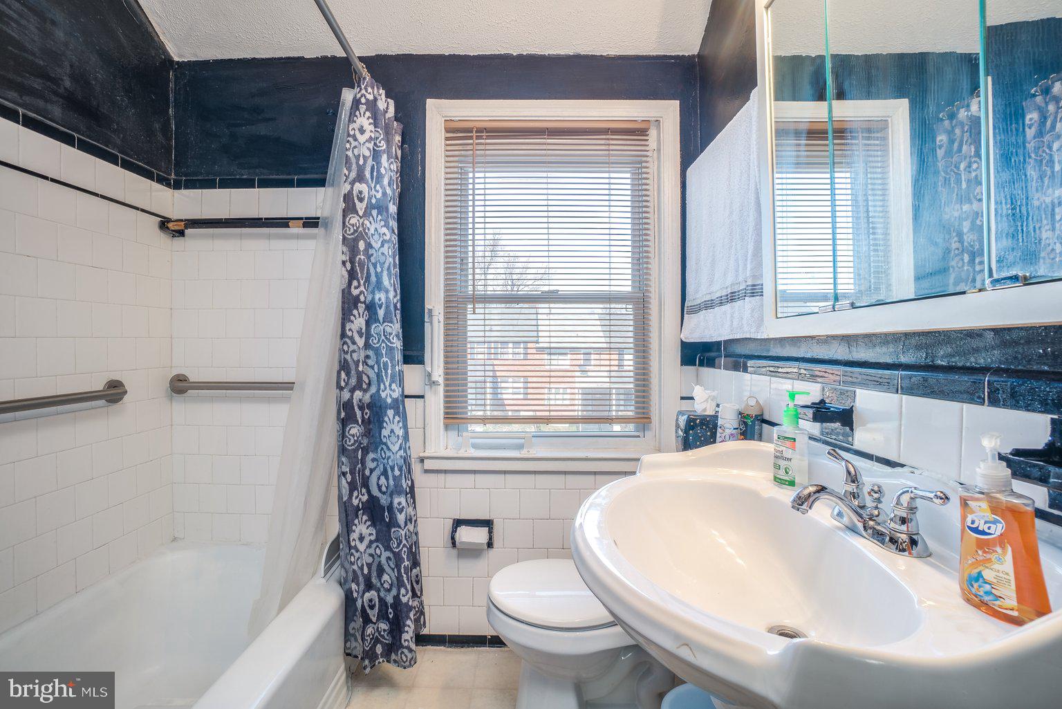 1005 Upnor Road Baltimore, MD 21212 - Photo 18 of 28 Upper Bathroom