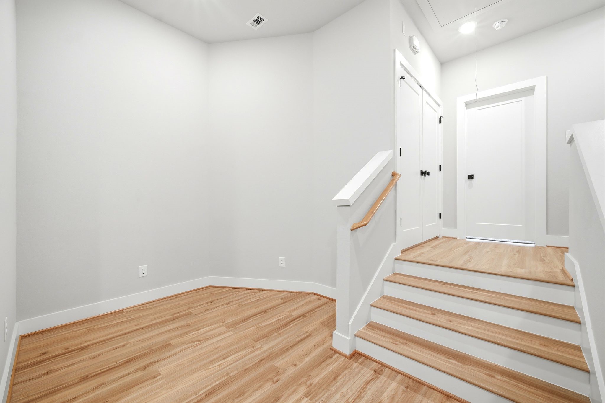 5814 Cebra Street Houston, TX 77091 - Photo 15 of 32 Dedicated nook perfect for a home office or study area.
