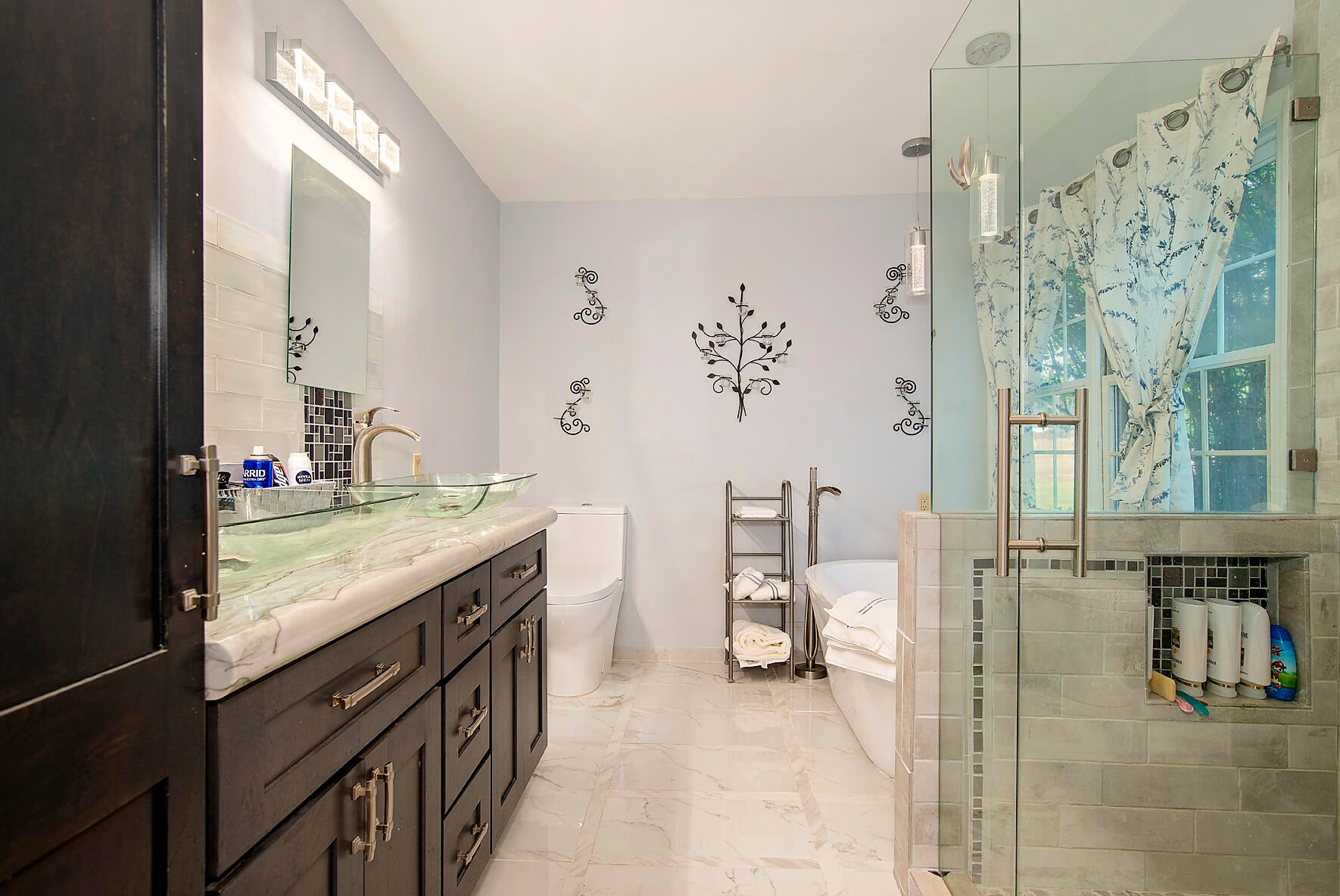 1763 Camp Baker Road Medford, OR 97501 - Photo 8 of 34 Master bathroom is over sized and has double vanities