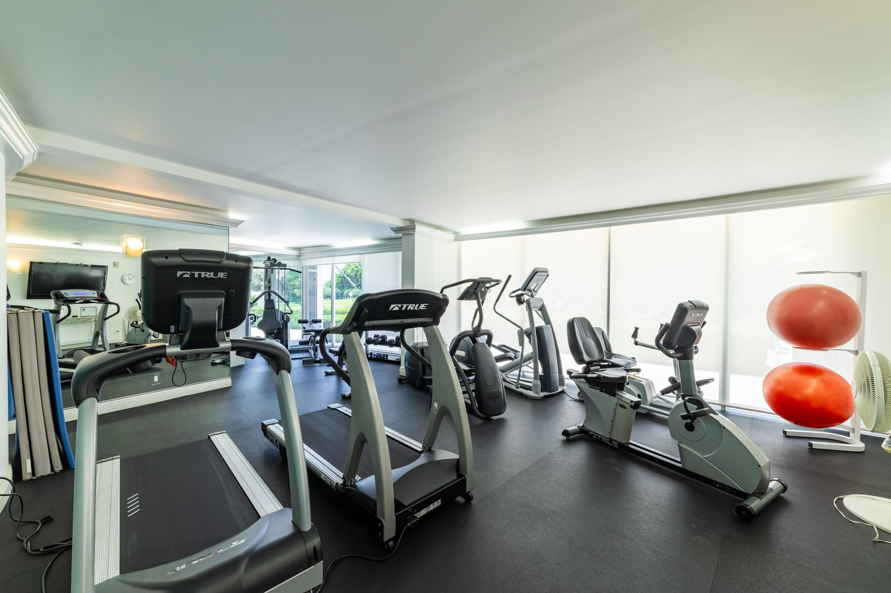 2780 South Ocean Boulevard, Unit 509 Palm Beach, FL 33480 - Photo 25 of 41 a view of a room with gym equipment