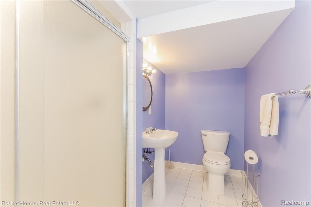9333 Rosedale Boulevard Allen Park, MI 48101 - Photo 22 of 28 021-photo-bathroom-6156970.jpg