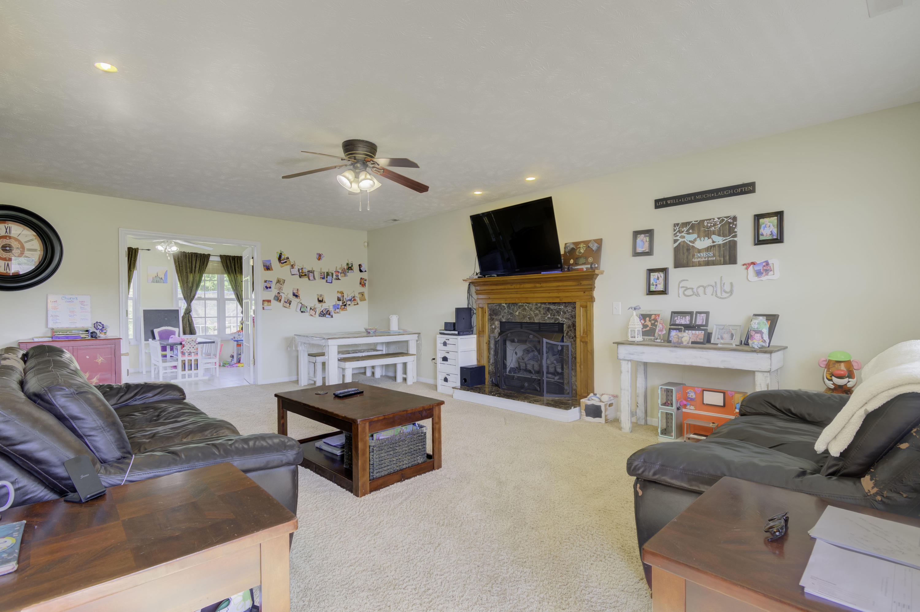 232 Rutherford Way Jacksonville, NC 28540 - Photo 2 of 26 Living room