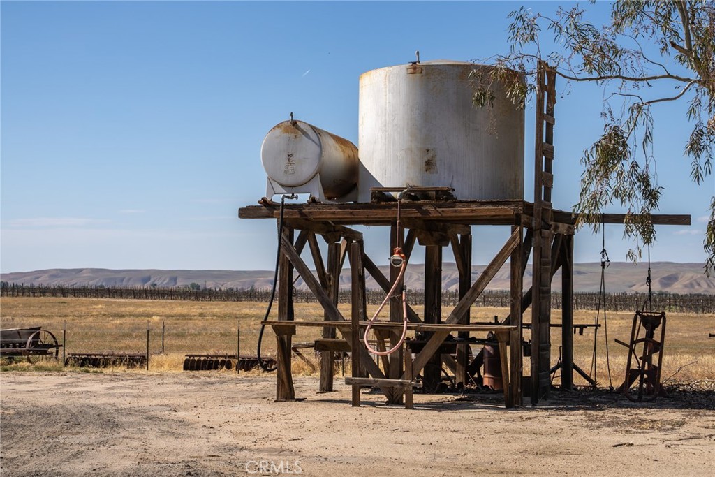 2500 Shandon Shandon, CA 93461 - Photo 12 of 40 a view of a living room and bathroom