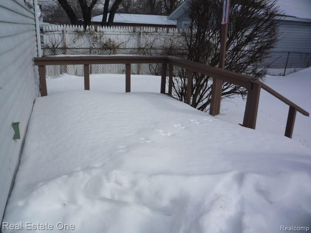 2192 Rome Avenue Warren, MI 48091 - Photo 14 of 15 deck.jpg