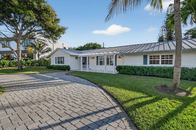 a view of an house with backyard and garden