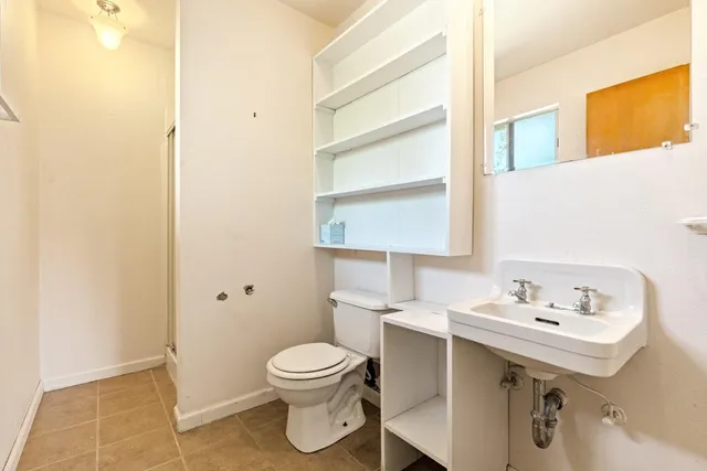 a view of a yard with an trees