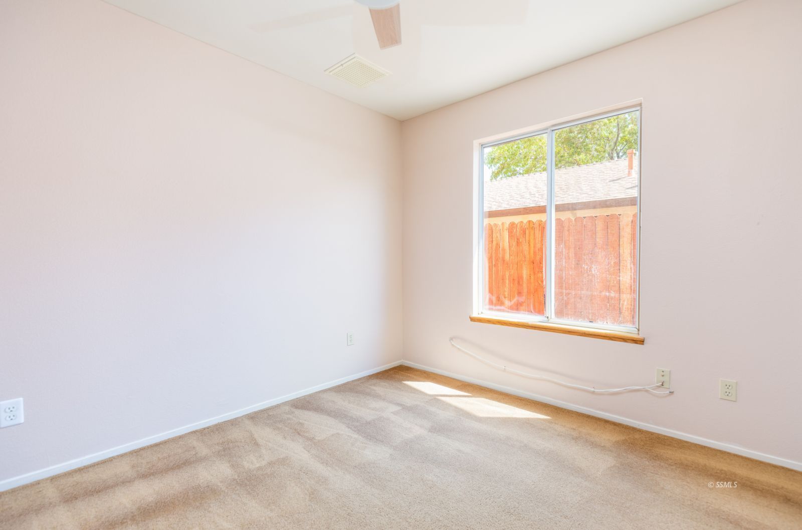 413 Petris Avenue Ridgecrest, CA 93555 - Photo 22 of 30 an empty room with a window