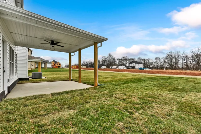 a view of a backyard