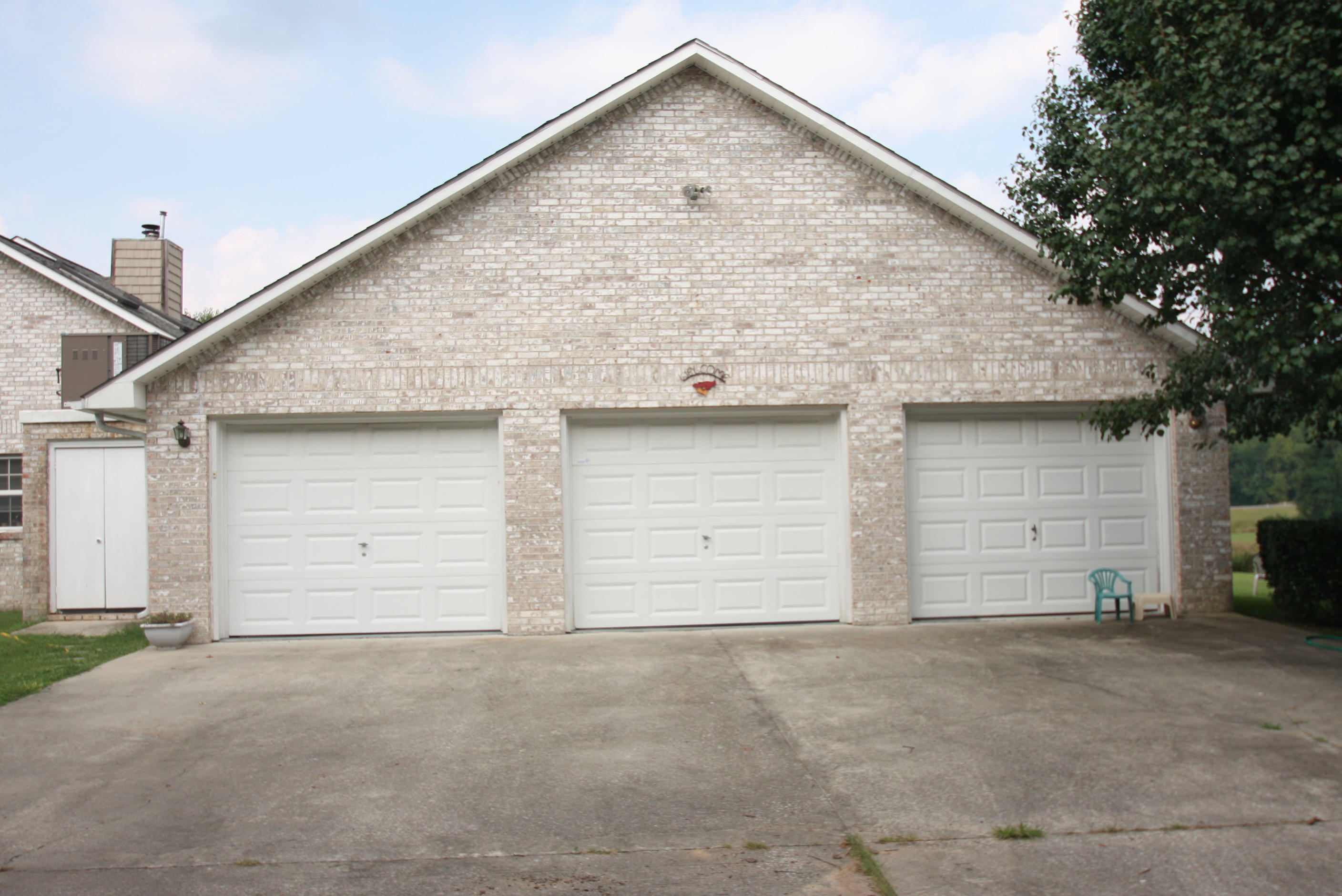 137 Morgan Field Road Wartburg, TN 37887 - Photo 3 of 24 Three car garage!