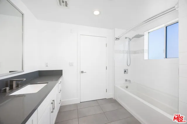 $4,300 | 1101 South Harvard Boulevard, Unit 505, Los Angeles, CA 90006