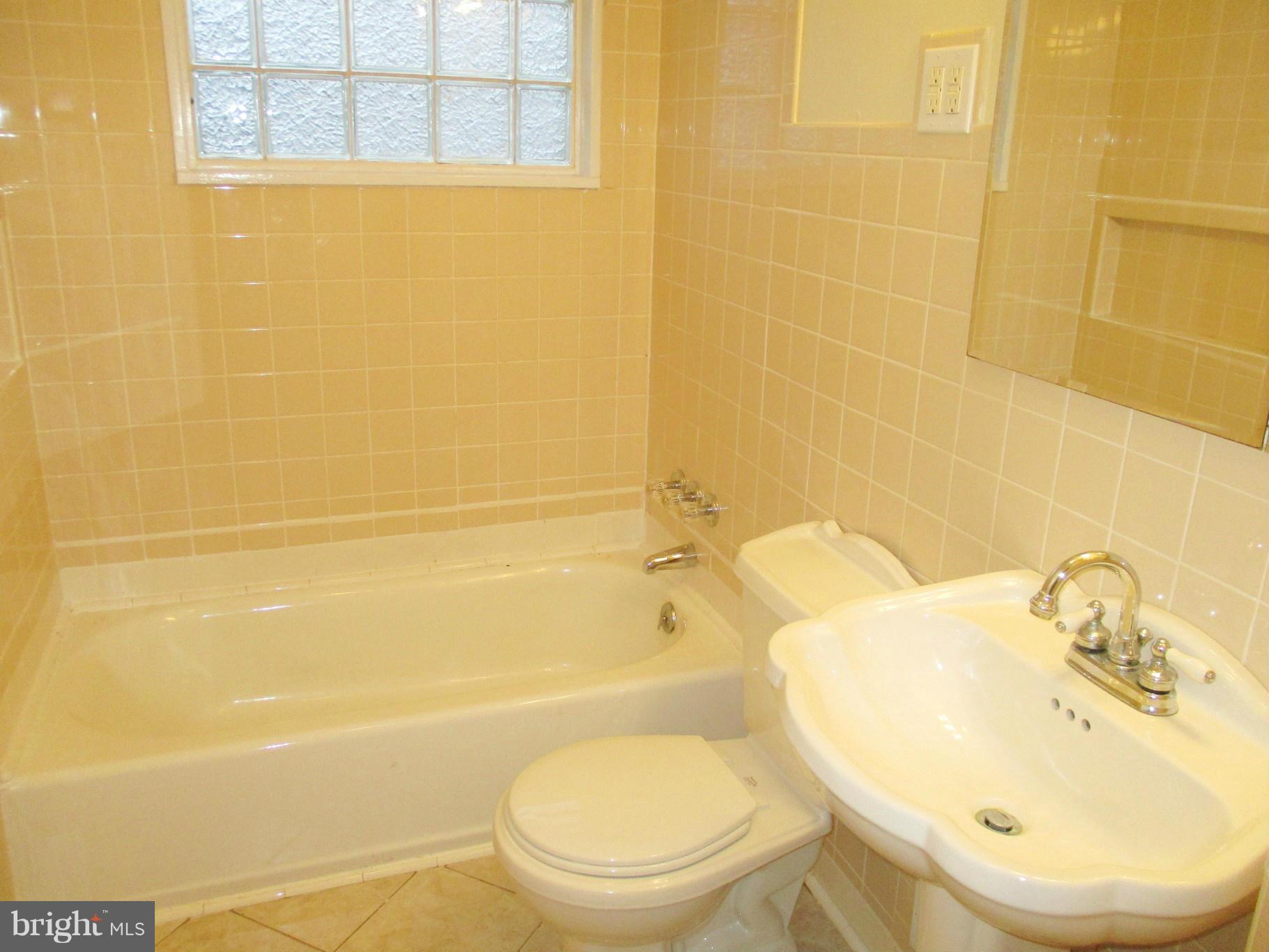 903 Marksworth Road Baltimore, MD 21228 - Photo 10 of 11 Bath