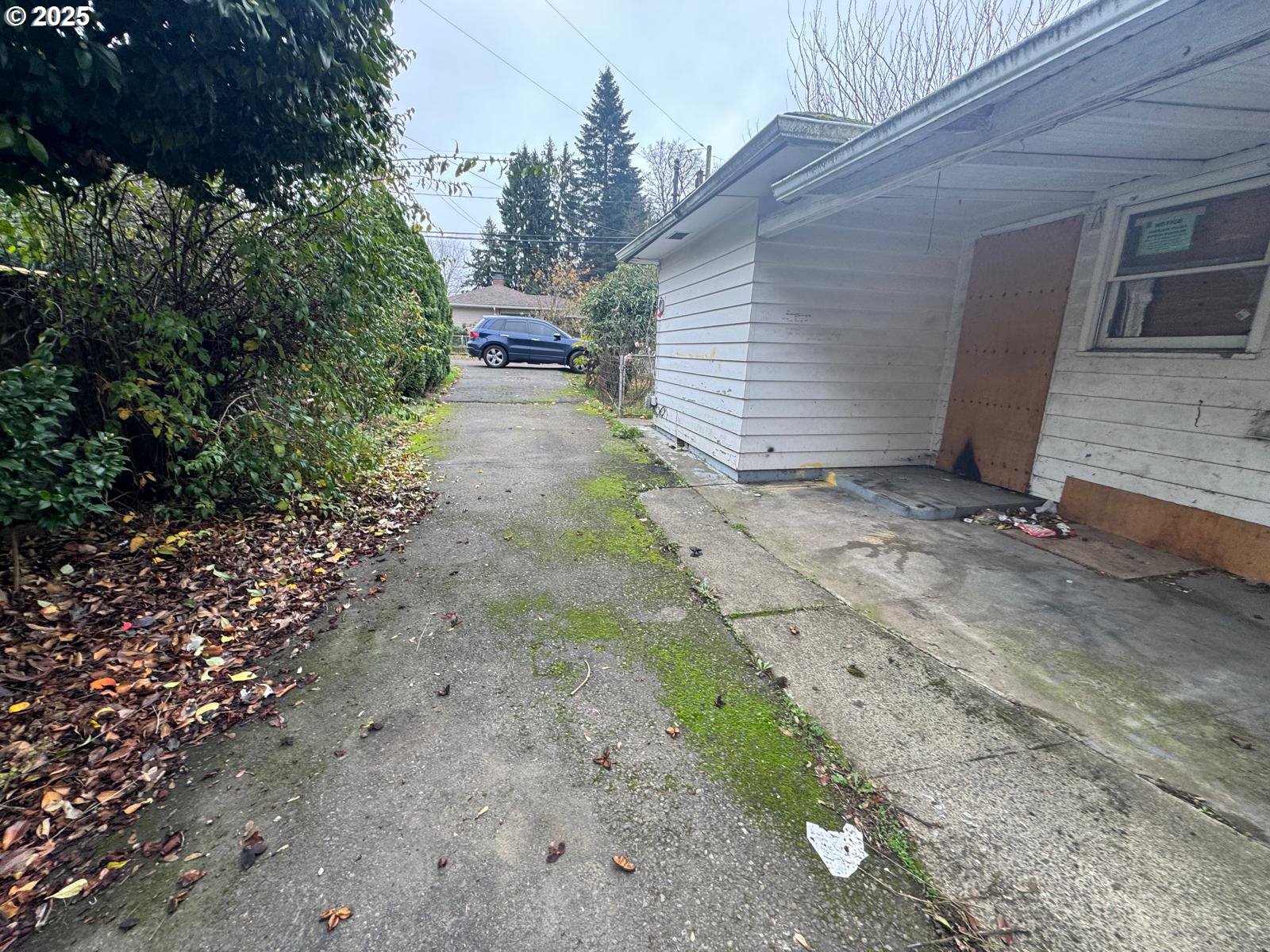 8923 Southeast Clinton Street Portland, OR 97266 - Photo 4 of 10