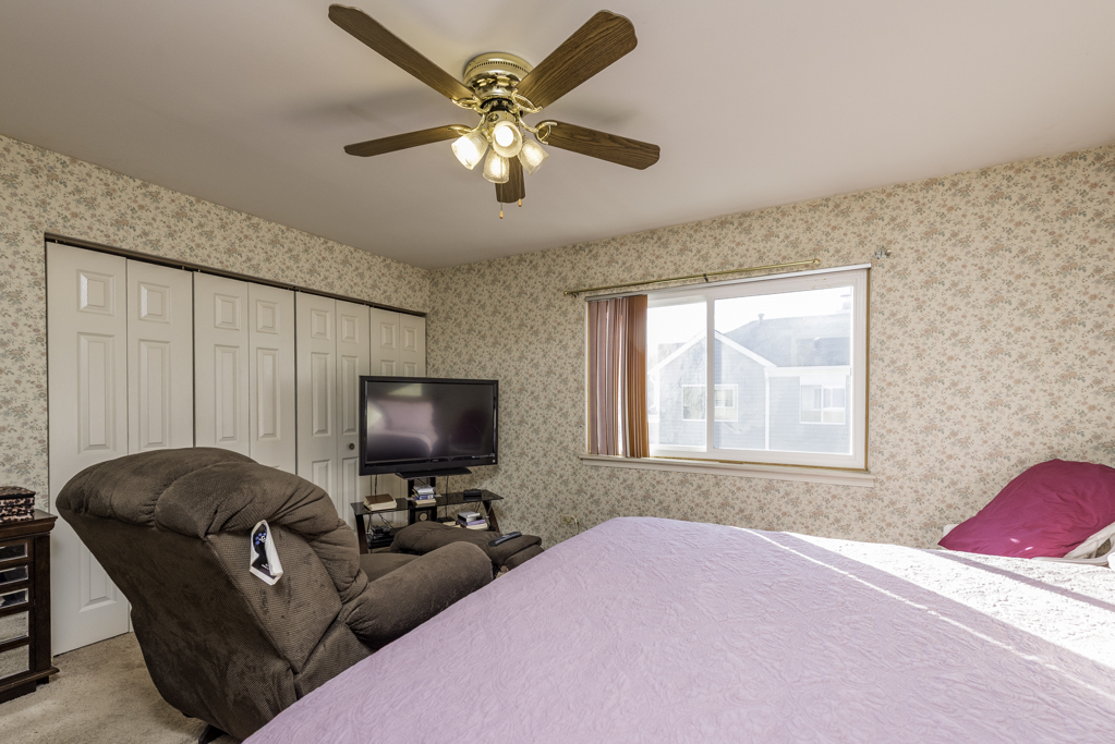 1834 Arbor Court Gurnee, IL 60031 - Photo 12 of 31 a living room with furniture and a flat screen tv