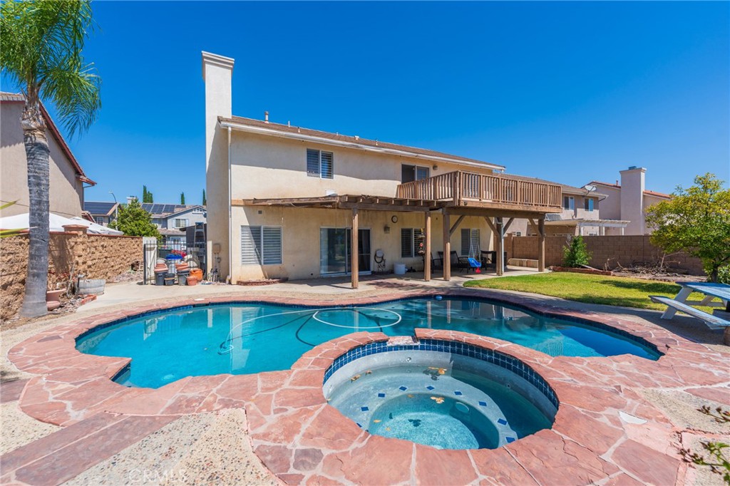 32914 Willow Bay Road Wildomar, CA 92595 - Photo 29 of 36 Spa, pool, and house