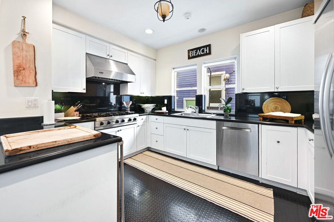 1343 Palisades Beach Road Santa Monica, CA 90401 - Photo 15 of 52