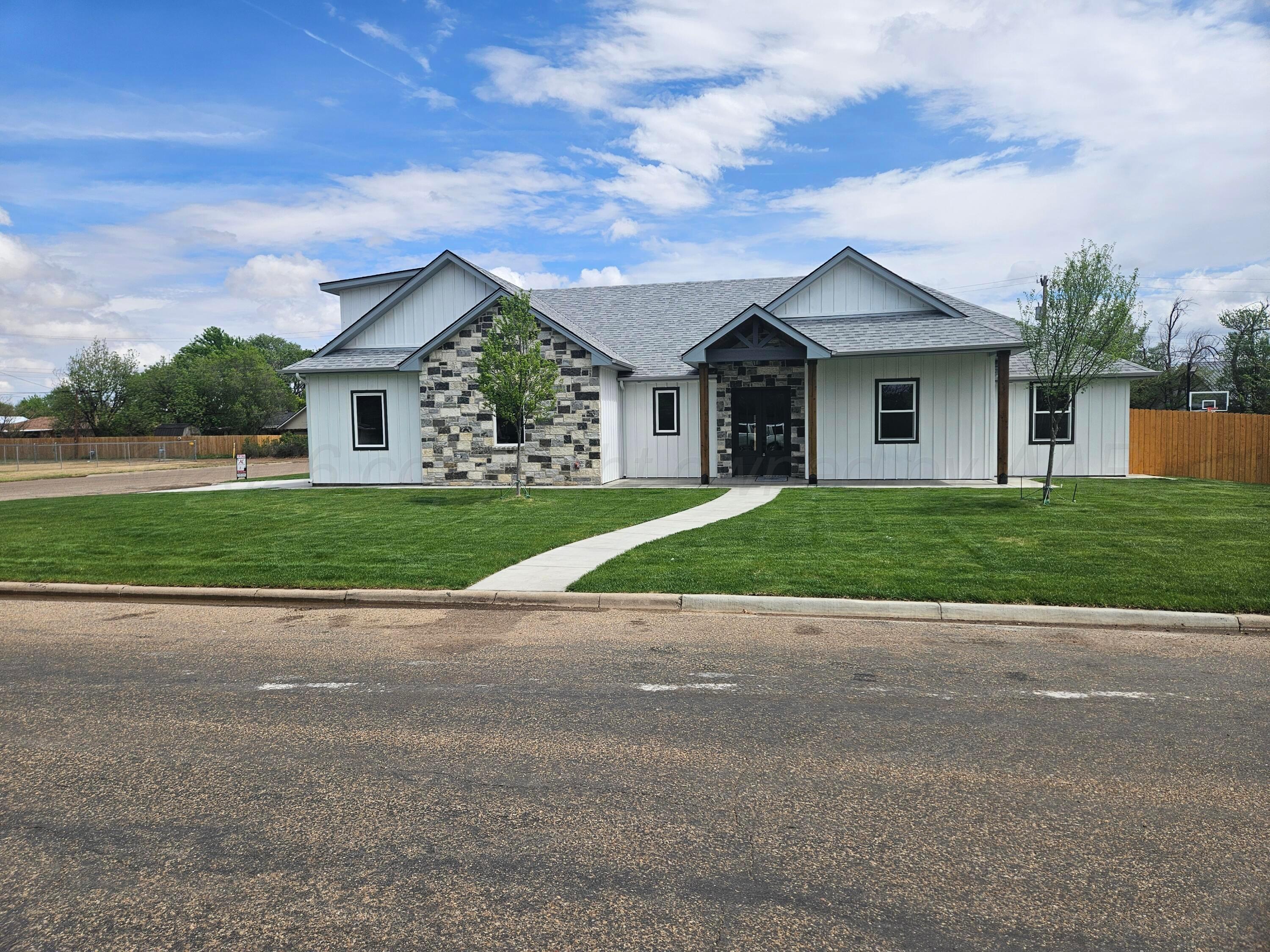 1010 Oak Avenue Panhandle, TX 79068 - Photo 2 of 44 Front