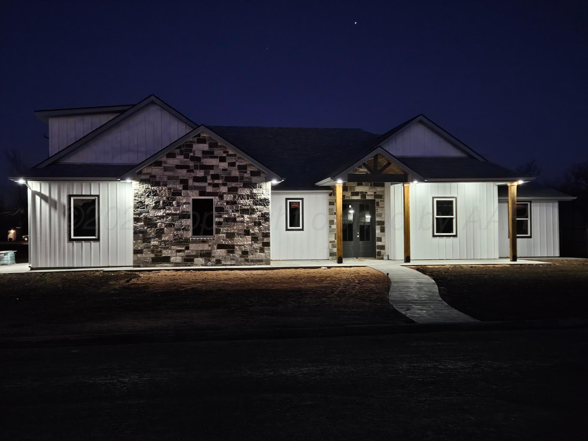 1010 Oak Avenue Panhandle, TX 79068 - Photo 8 of 44 a front view of a house with garden