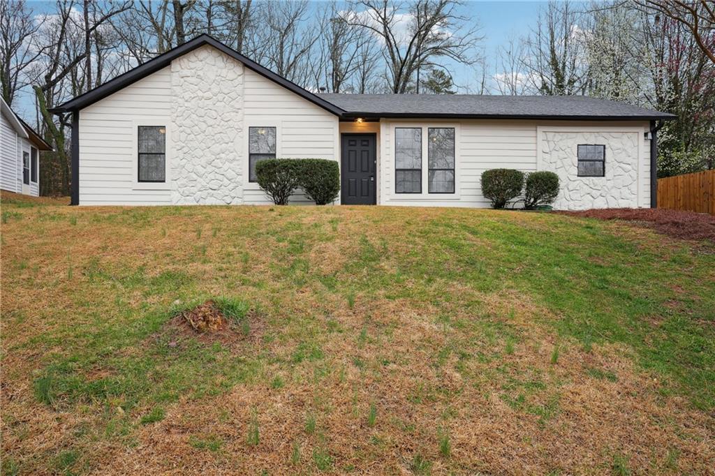 a view of a house with a yard