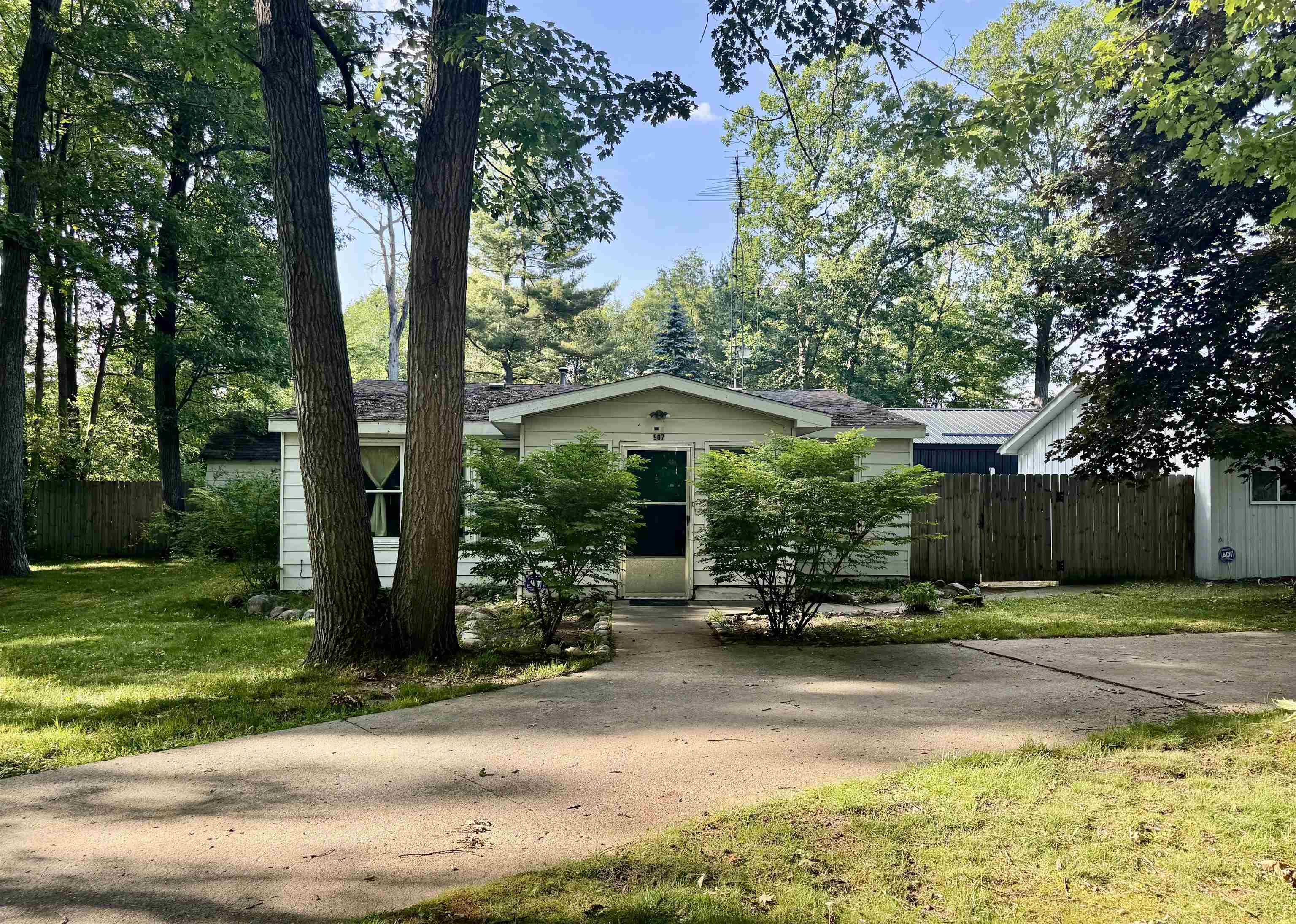 907 Hammond Road Harrison, MI 48625 - Photo 3 of 28