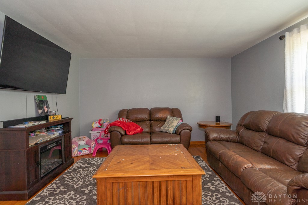 4295 Middle Urbana Road Springfield, OH 45503 - Photo 3 of 35