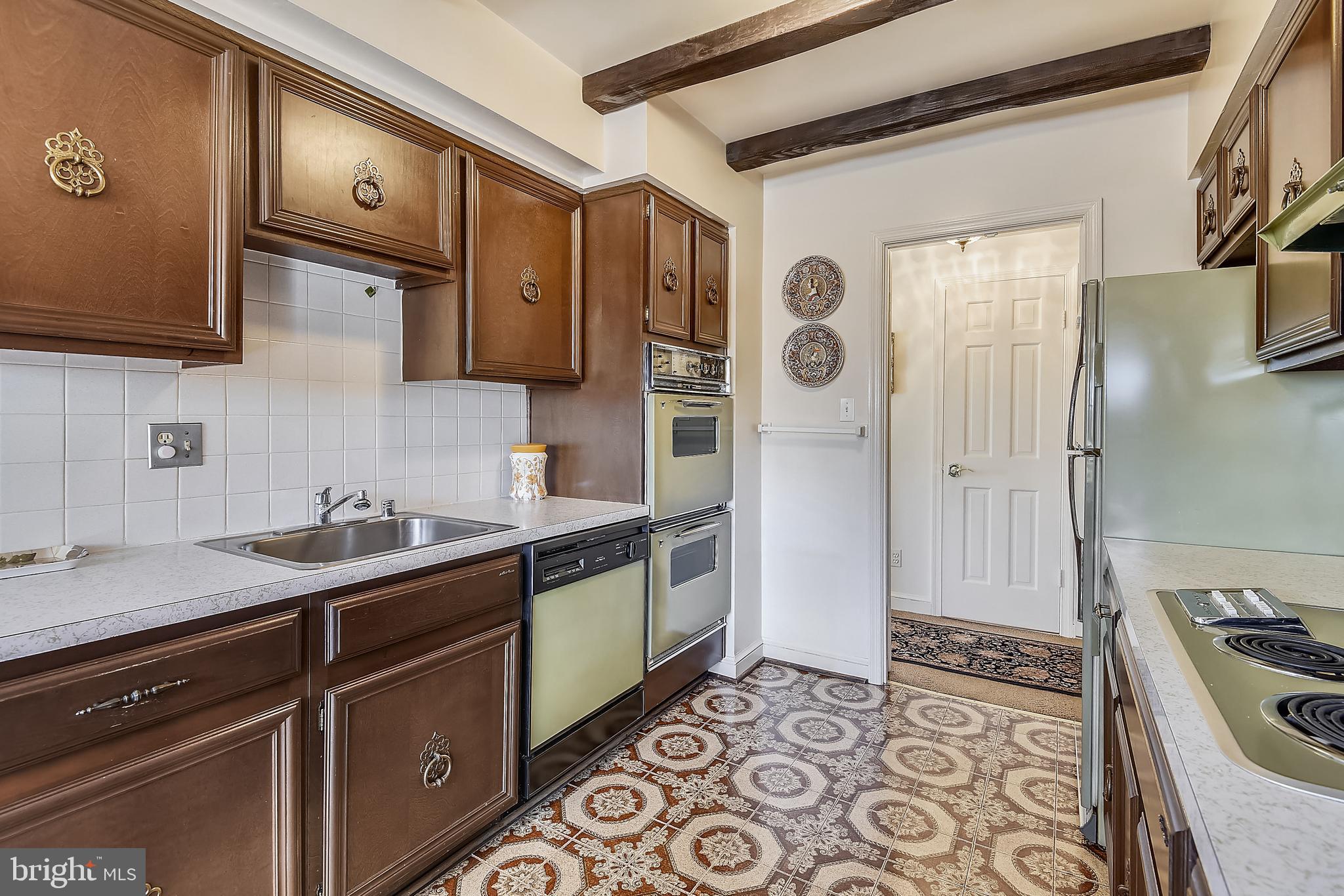 1301 South Glebe Road Arlington, VA 22204 - Photo 12 of 28 Kitchen