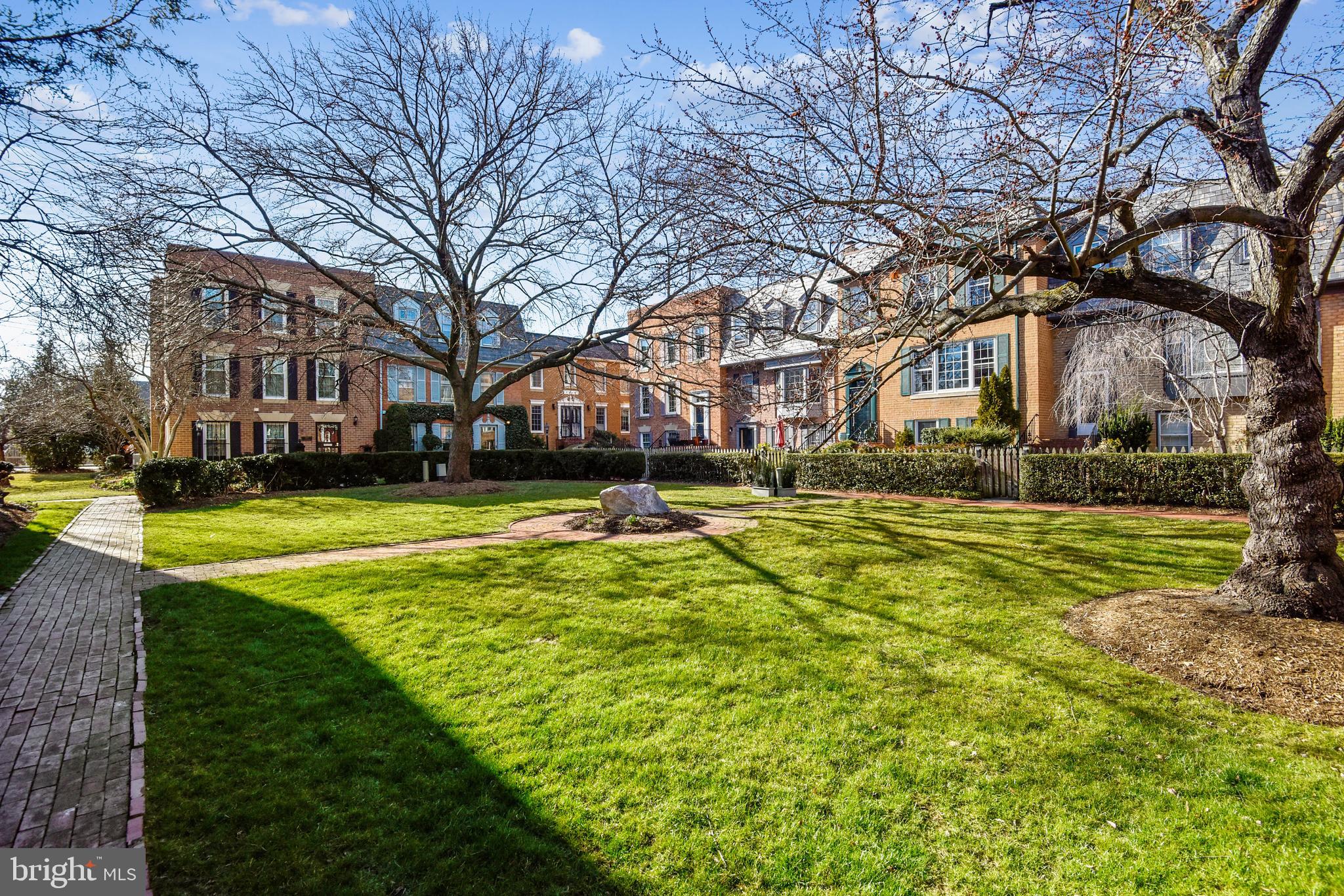 1301 South Glebe Road Arlington, VA 22204 - Photo 4 of 28 View of Courtyard
