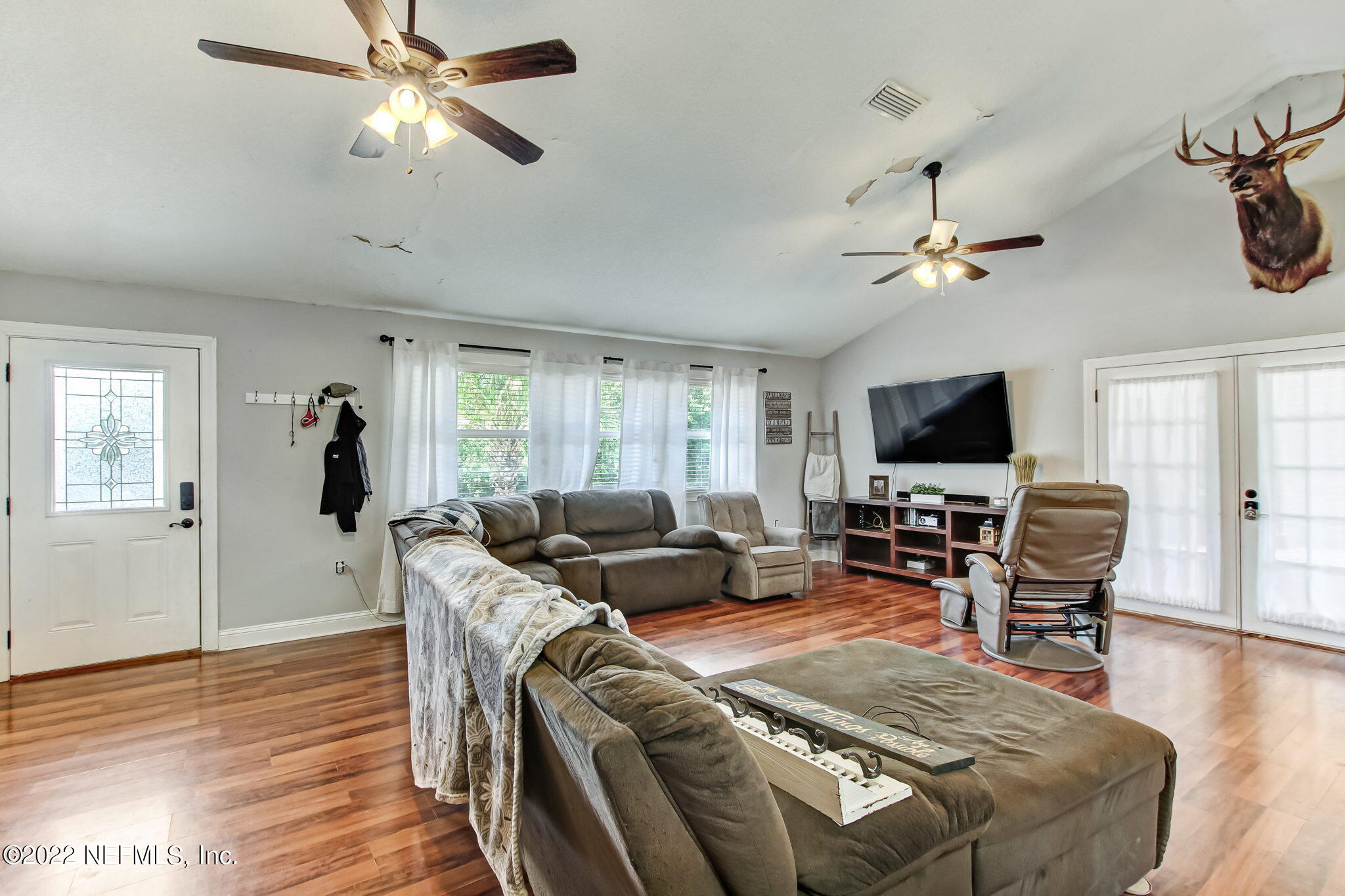 75004 Edwards Road Yulee, FL 32097 - Photo 11 of 62 a living room with furniture and a flat screen tv