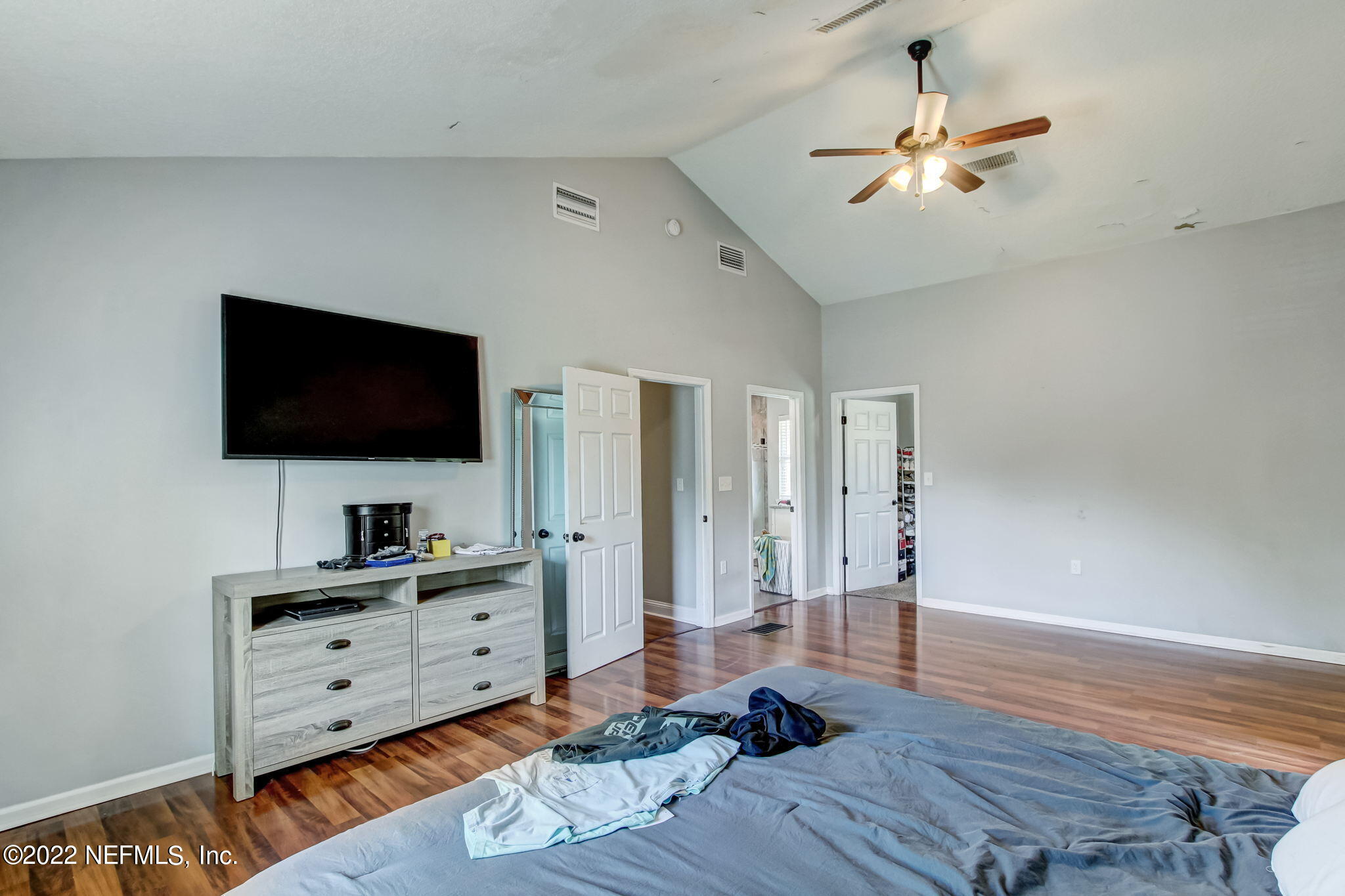 75004 Edwards Road Yulee, FL 32097 - Photo 25 of 62 a living room with furniture and a flat screen tv