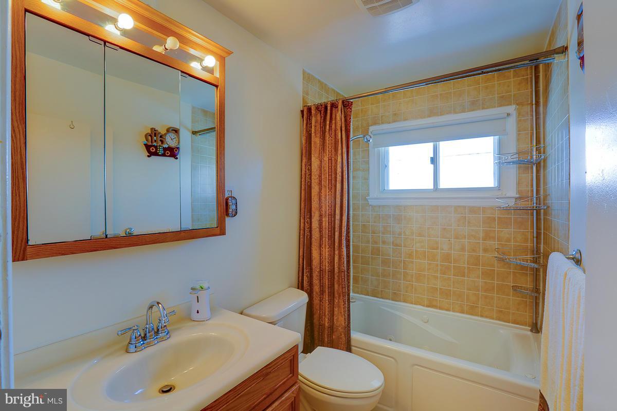 6815 Westridge Road Baltimore, MD 21207 - Photo 16 of 30 Bath