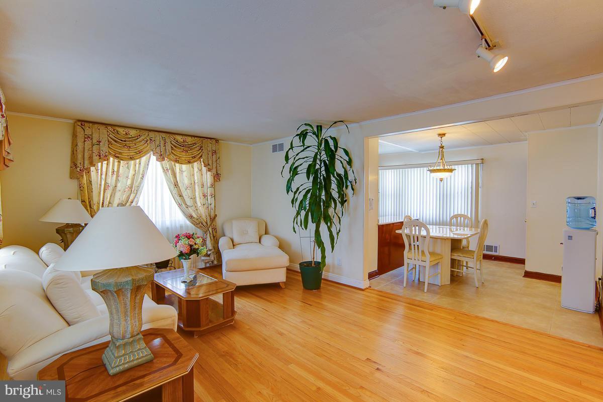 6815 Westridge Road Baltimore, MD 21207 - Photo 8 of 30 Family Room