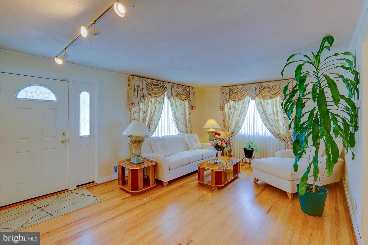 6815 Westridge Road Baltimore, MD 21207 - Photo 9 of 30 Family Room
