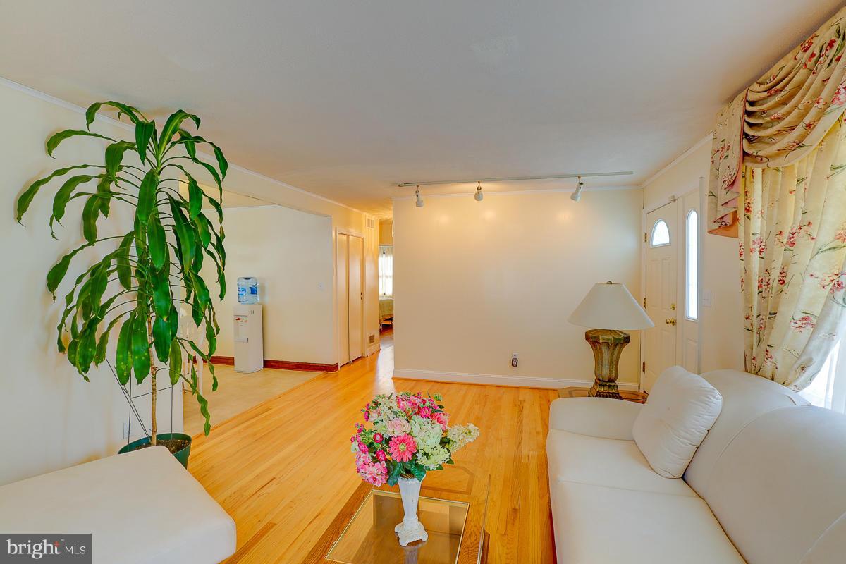 6815 Westridge Road Baltimore, MD 21207 - Photo 10 of 30 Family Room