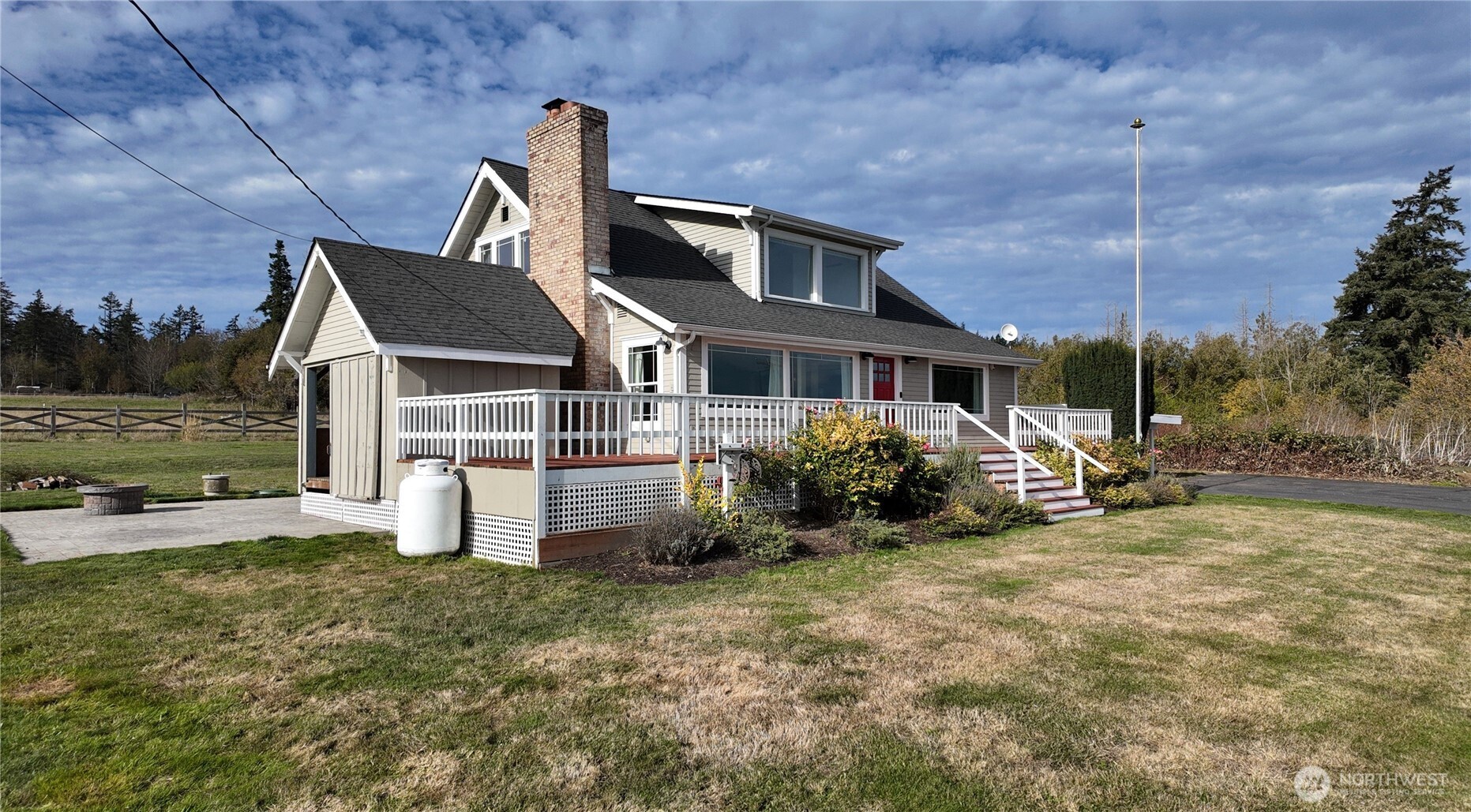 18122 Best Road Mount Vernon, WA 98273 - Photo 2 of 40 a front view of a house with a yard