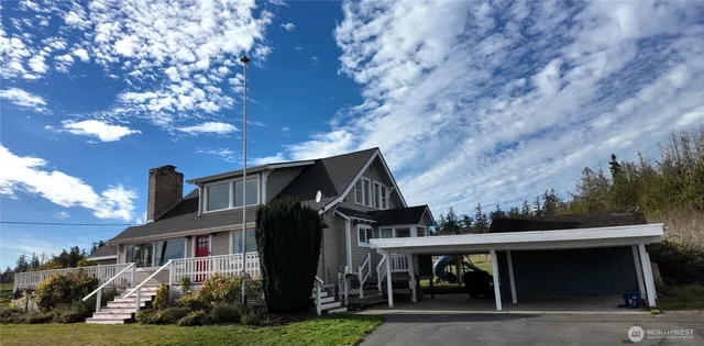 a view of house and yard