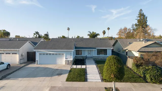 a view of an house with backyard space and balcony
